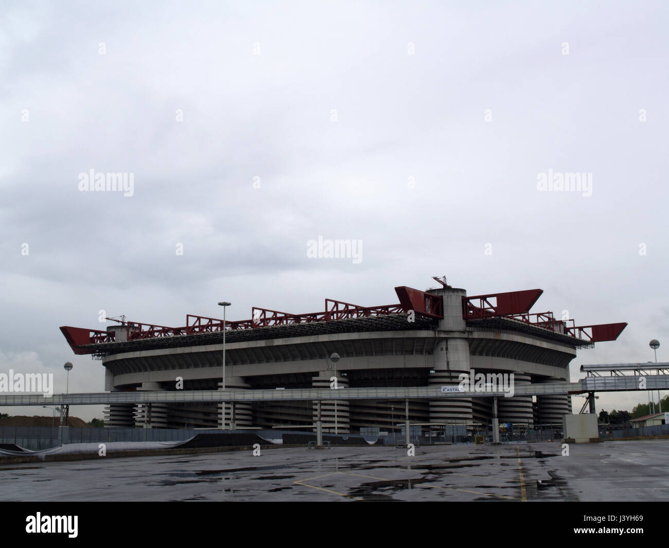 Giuseppe Meazza di San Siro, Milano, Italia, l'Europa in un giorno di pioggia Foto Stock