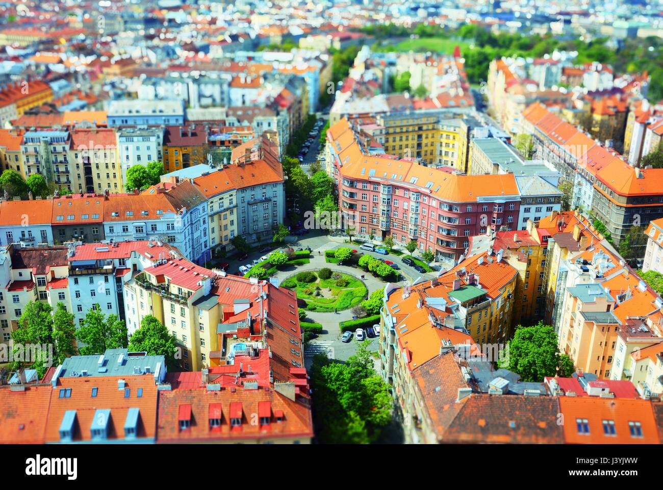 Tilt-shift effetto vista dei tetti rossi del centro di Praga. Foto Stock