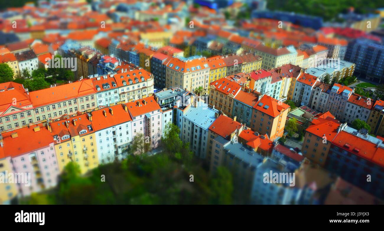 Tilt-shift effetto vista dei tetti rossi del centro di Praga. Foto Stock