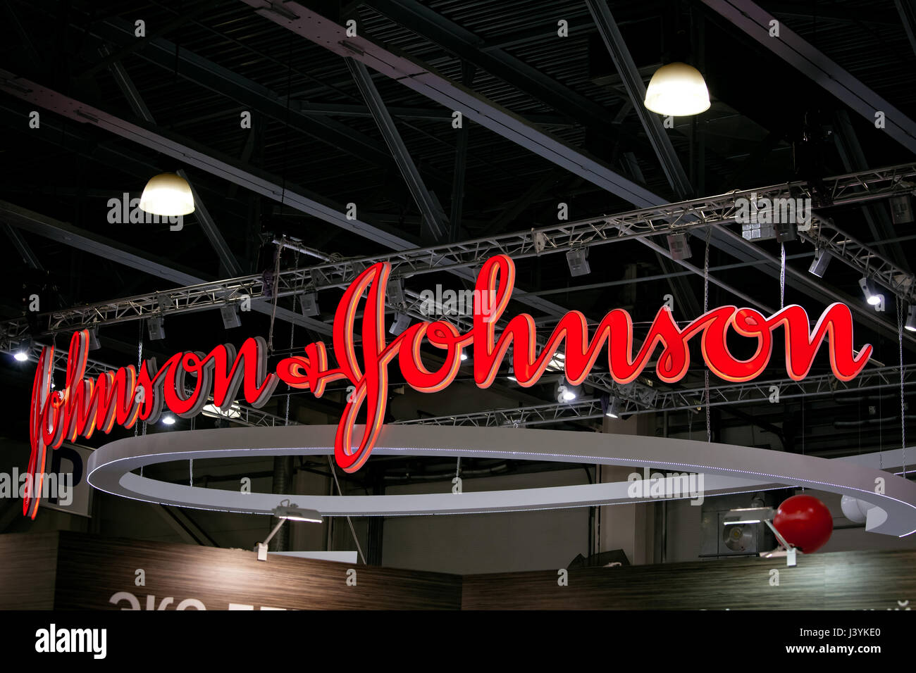 Johnson & Johnson logo azienda segno. Johnson & Johnson è una multinazionale americana di dispositivi medici, farmaceutici e i beni di consumo confezionati fabbricante Foto Stock