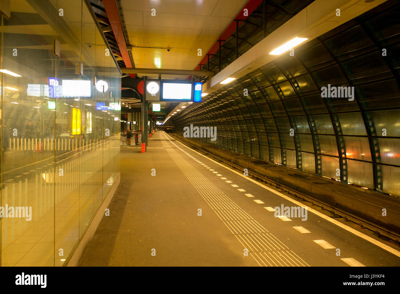 Una lunga esposizione cattura della stazione ferroviaria di Amsterdam. Foto Stock