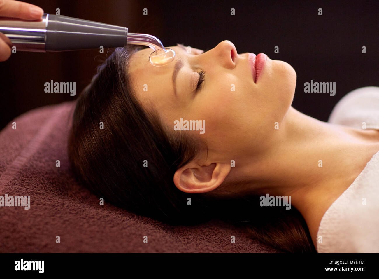 Donna con hydradermie trattamento viso a spa Foto Stock