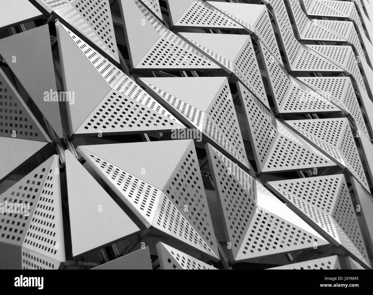 Metallo di rivestimento geometrici su un generico edificio moderno Foto Stock