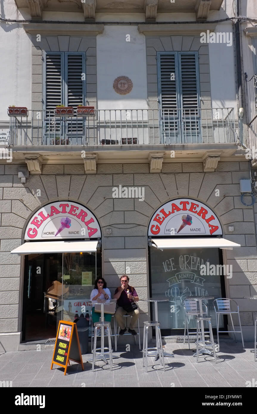 I turisti a mangiare il gelato Foto Stock