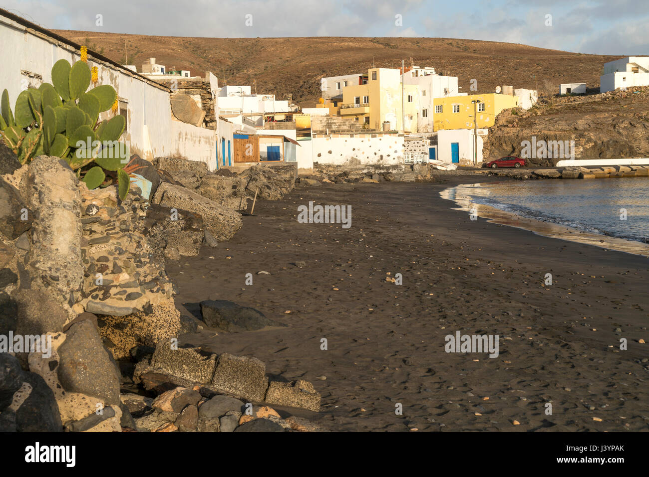 Schwarzer Strand beim Fischerdorf Tarajalejo, Insel Fuerteventura, Kanarische isole, Spanien | spiaggia nera di villaggio di pescatori Tarajalejo, Fuerte Foto Stock