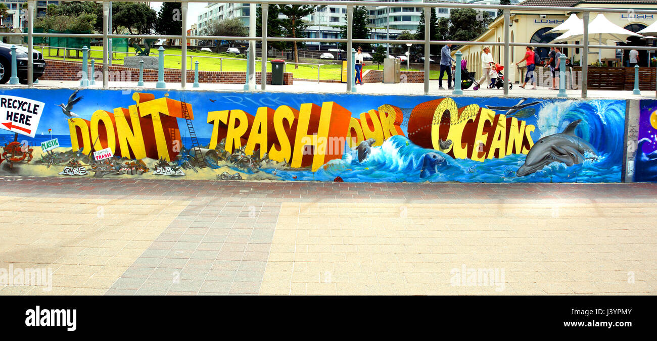 Immagine mostra ufficiale di graffiti sul Seawall a Bondi Beach, Sydney, Australia.i graffiti membri; 'Dont nel cestino i nostri oceani". Si prega di vedere la descrizione Foto Stock