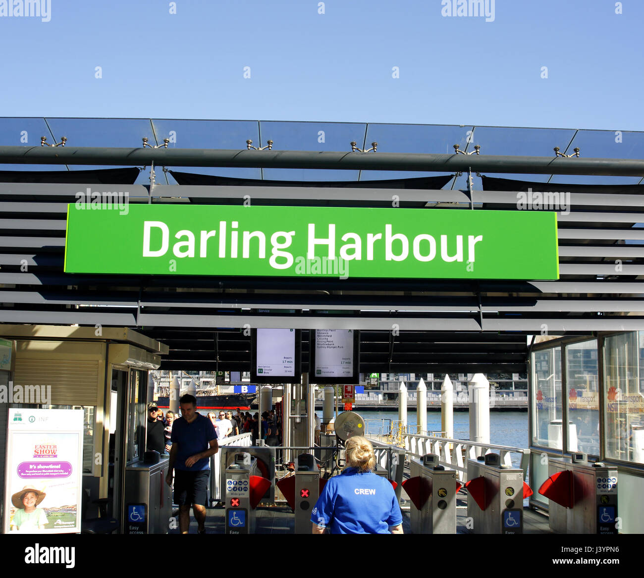 Darling Harbour segno oltre il molo del traghetto Foto Stock