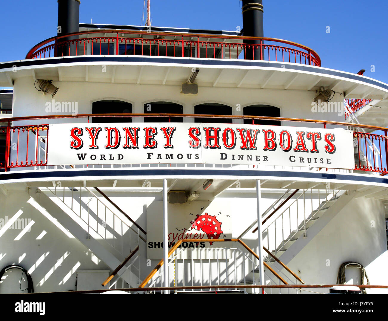 Sydney Showboats, una chiusura del segno su un battello a vapore che alimenta una cena e crociera cabaret Foto Stock