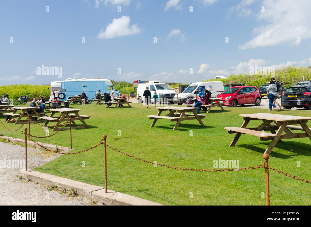 Panchine per picnic e i fornitori di prodotti alimentari nel parcheggio Bantham Beach Foto Stock