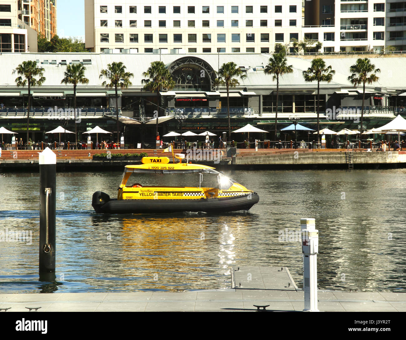 Con un taxi acqueo in Darling Harbour, porto di Sydney, Australia Foto Stock