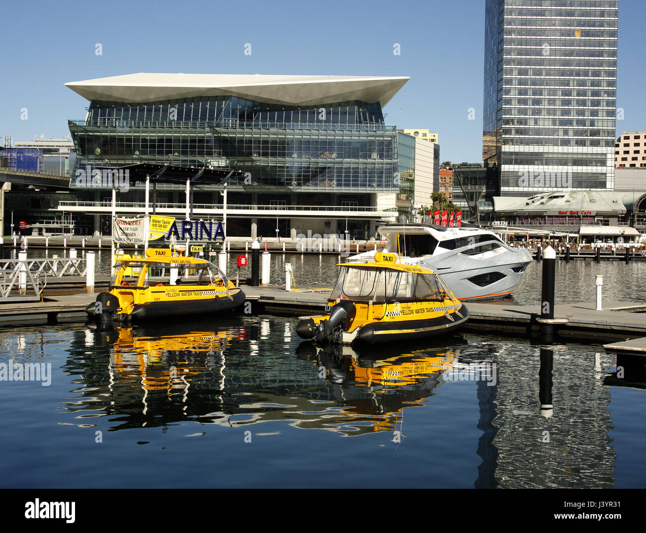 Due taxi d'acqua è ormeggiata in Cockle Bay, Darling Harbour di Sydney Foto Stock