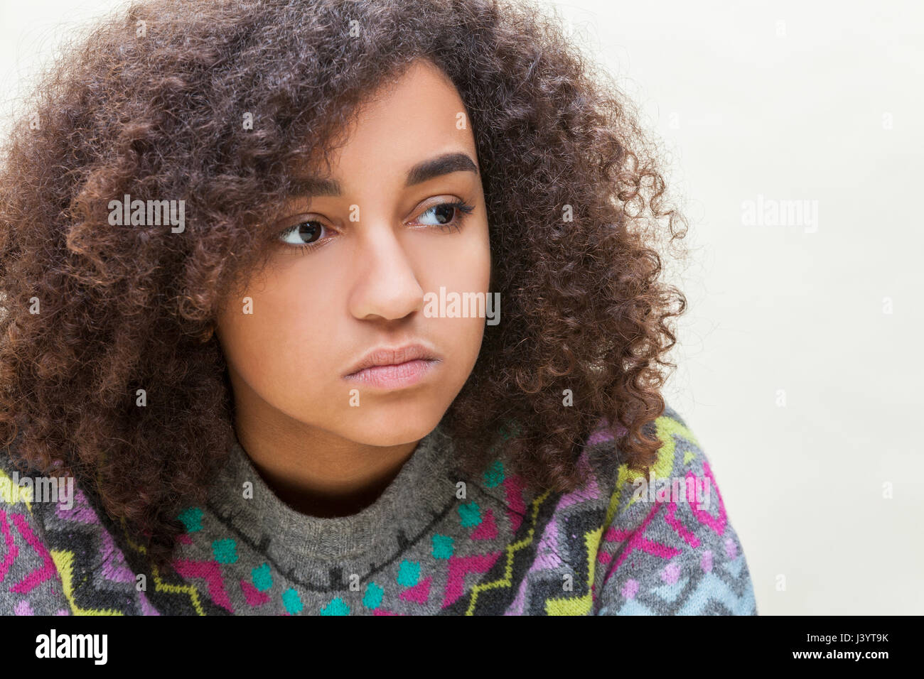 Bellissima gara di misto americano africano ragazza adolescente di sesso femminile donna giovane triste premuto o riflessivo Foto Stock