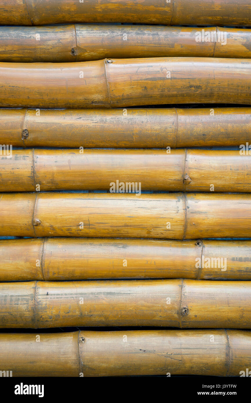 Bambù pieno di tessitura del telaio verticale di sfondo di close-up Foto Stock