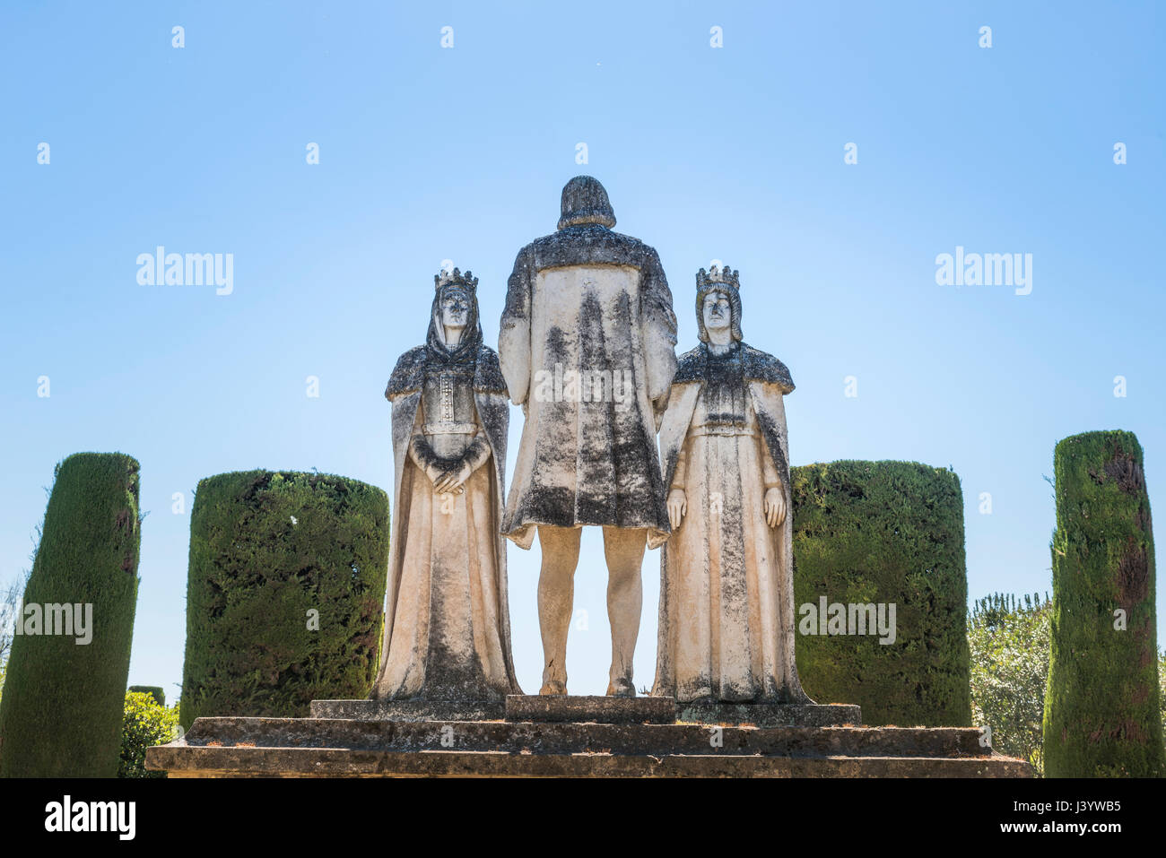 Vecchie statue in pietra dei Re Cristiani con Cristobal Colon nei giardini dell'Alcazar a Cordoba Spagna Foto Stock