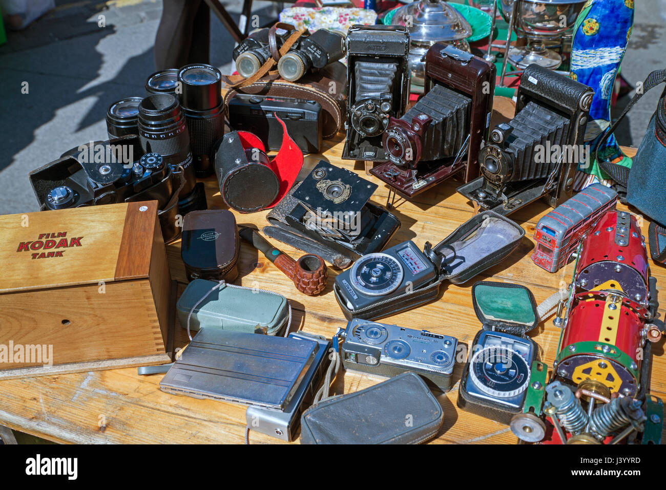 Vecchia telecamere di piegatura, misuratori luce e un assortimento di bit di bric-a-brac su uno stallo nel Grassmarket, Edimburgo, Scozia, Regno Unito. Foto Stock