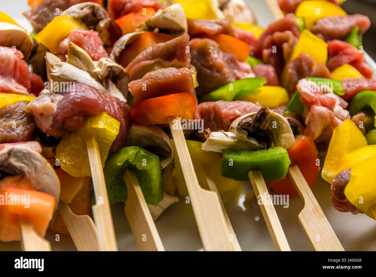 Spiedini pronti per un barbecue. Agnello e peperoni. peperoni rossi peperoni verdi peperoni gialli Foto Stock