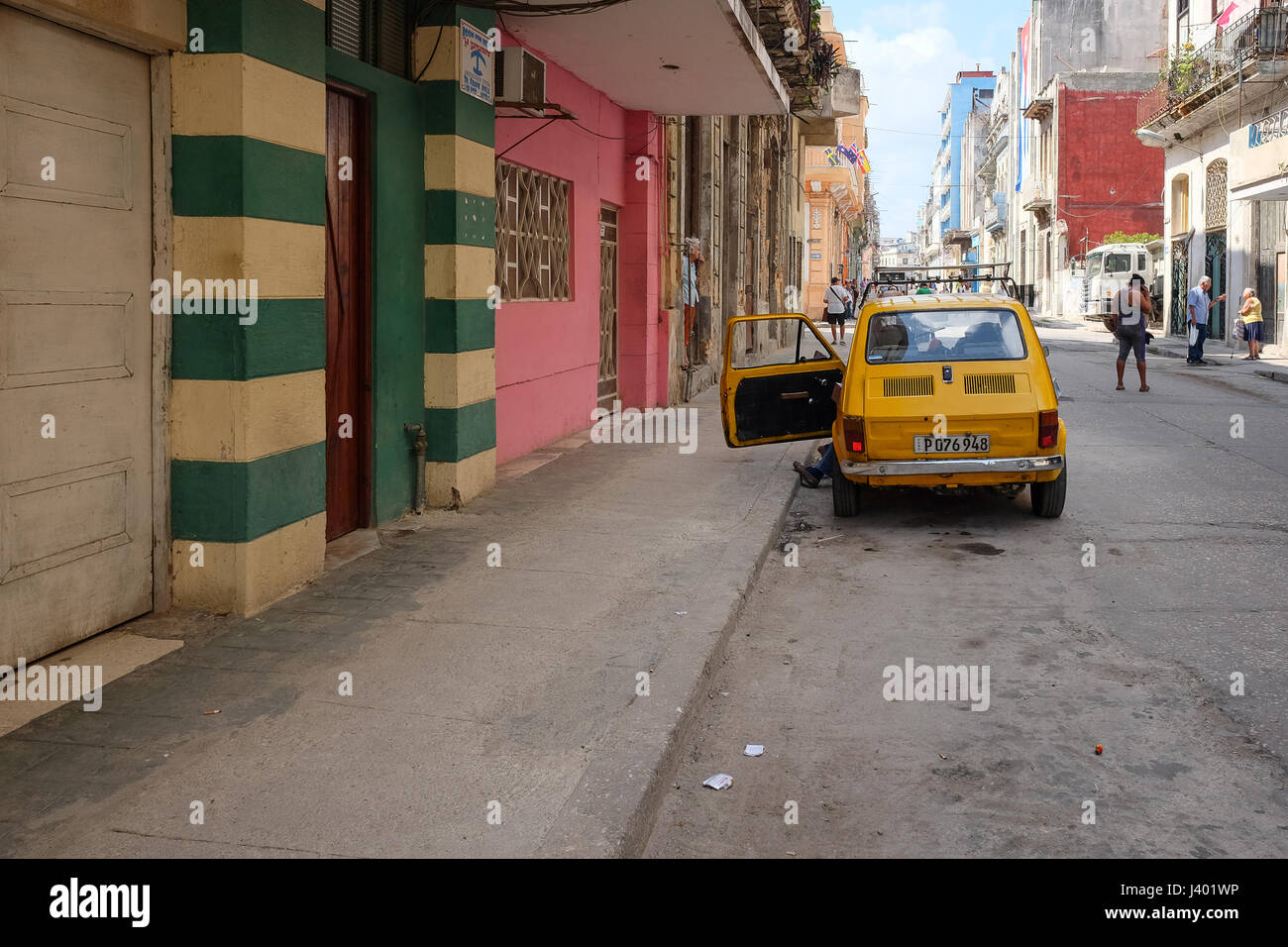 Yellow Classic auto parcheggiate sulle strade di La Habana, Cuba Foto Stock