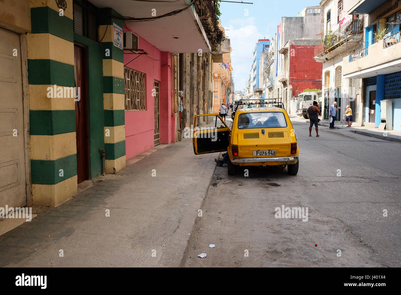 Yellow Classic auto parcheggiate sulle strade di La Habana, Cuba Foto Stock