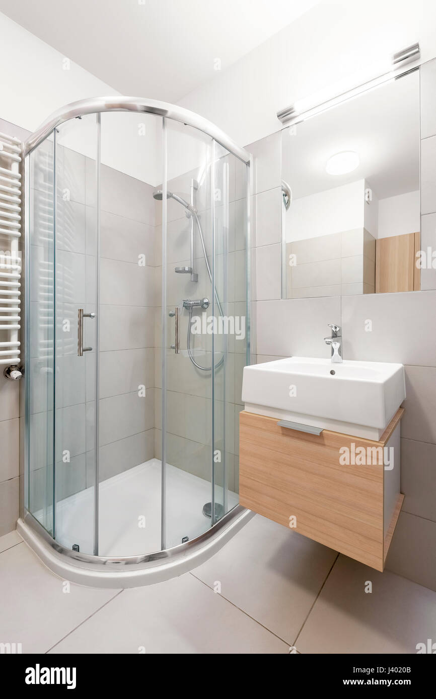 Doccia e cabinet in legno per il lavandino in bagno di casa Foto stock -  Alamy