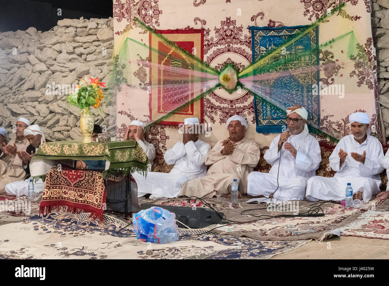 Gli uomini di recitare preghiere sotto una tenda di lunedì sera la prima notte di nozze tradizionale, Tabl, isola di Qeshm, Hormozgan Provincia, IRAN - 02/01/20 Foto Stock