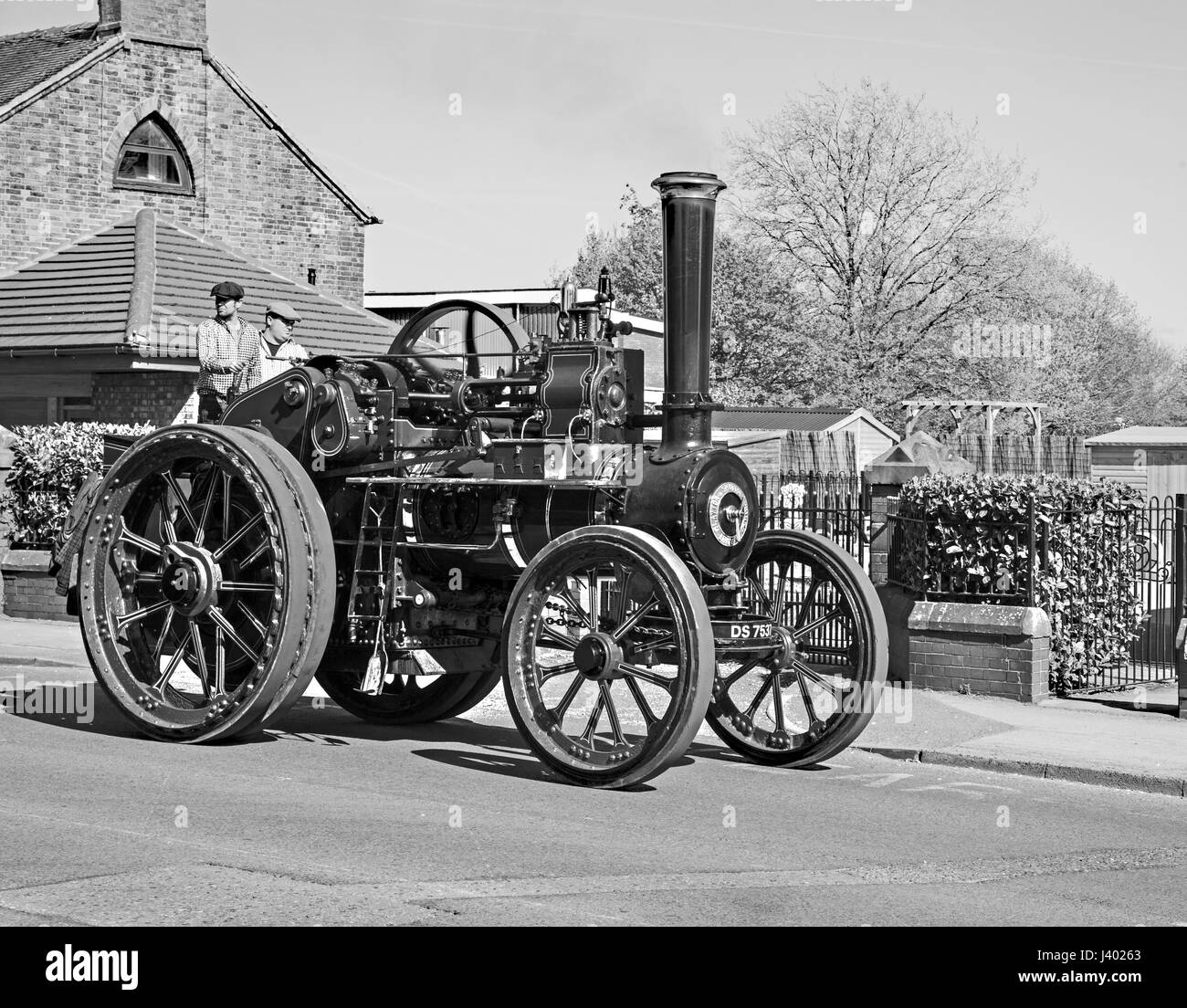 Vintage con trazione a vapore il motore passando il vecchio consiglio di Sandbach edificio scolastico dopo aver preso parte all'annuale festival di trasporto nella città Foto Stock