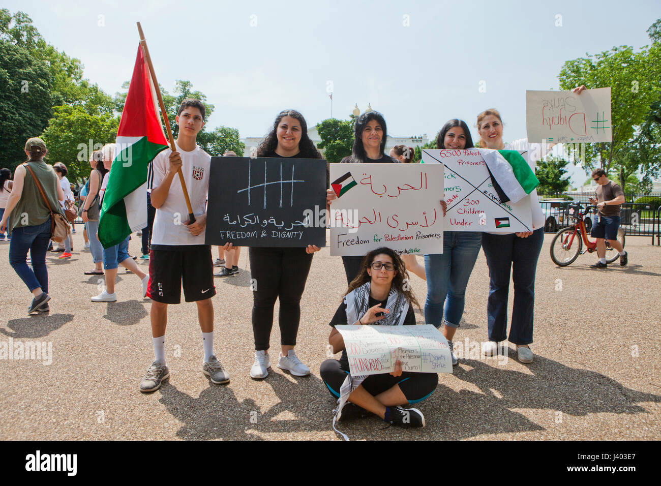 Palestinian-Americans hold 'libertà e dignità" segni a sostegno della Palestina scioperanti della fame - USA Foto Stock