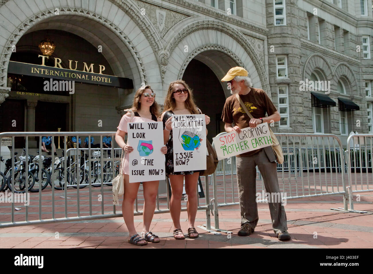 Il cambiamento climatico attivisti che protestavano davanti al Trump International Hotel - Washington DC, Stati Uniti d'America Foto Stock