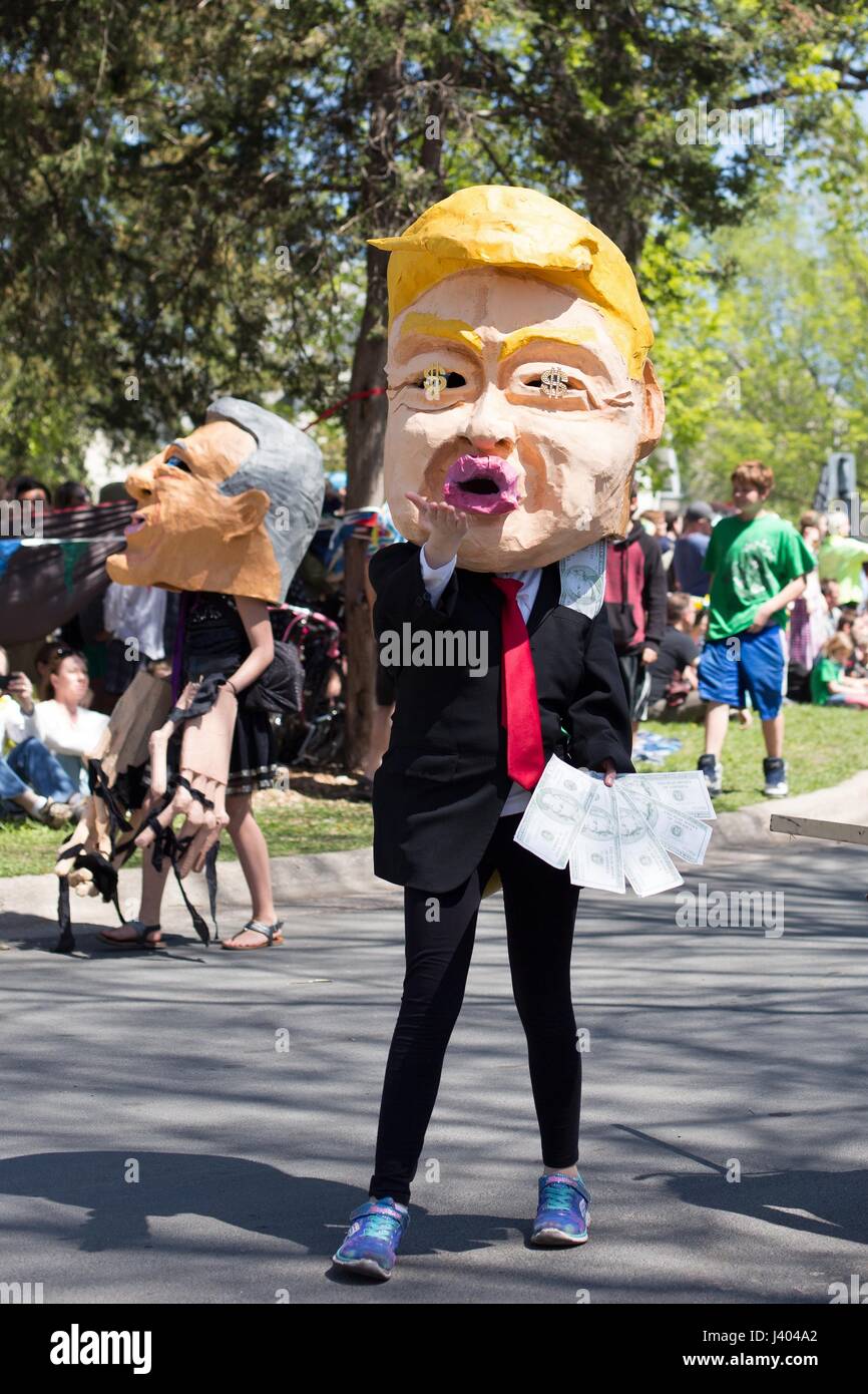 Una persona vestita come Donald Trump caricatura con il simbolo del dollaro occhi, presso la Mayday parade di Minneapolis, Minnesota, Stati Uniti d'America. Foto Stock