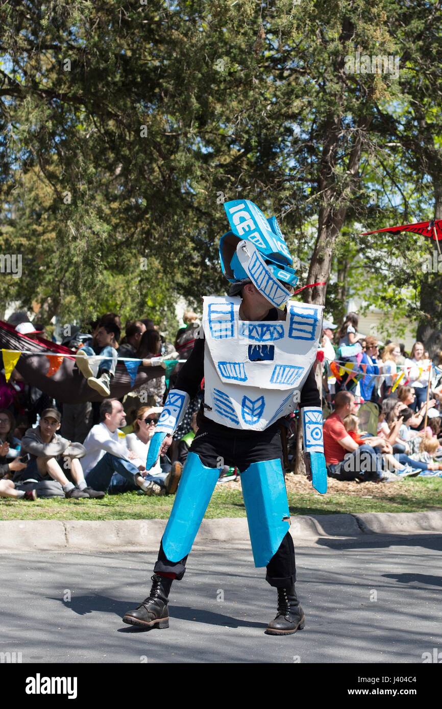 Una persona vestita come una minacciosa' di ghiaccio agente presso la Mayday parade di Minneapolis, Minnesota, Stati Uniti d'America. Foto Stock