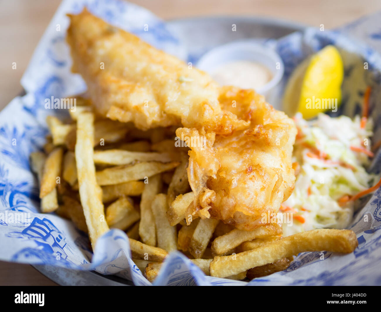 Pesce e patatine (eglefino e patatine) da Grandin Fish 'n' Chips, un popolare pesce e patatine shop in Edmonton, Alberta, Canada. Foto Stock