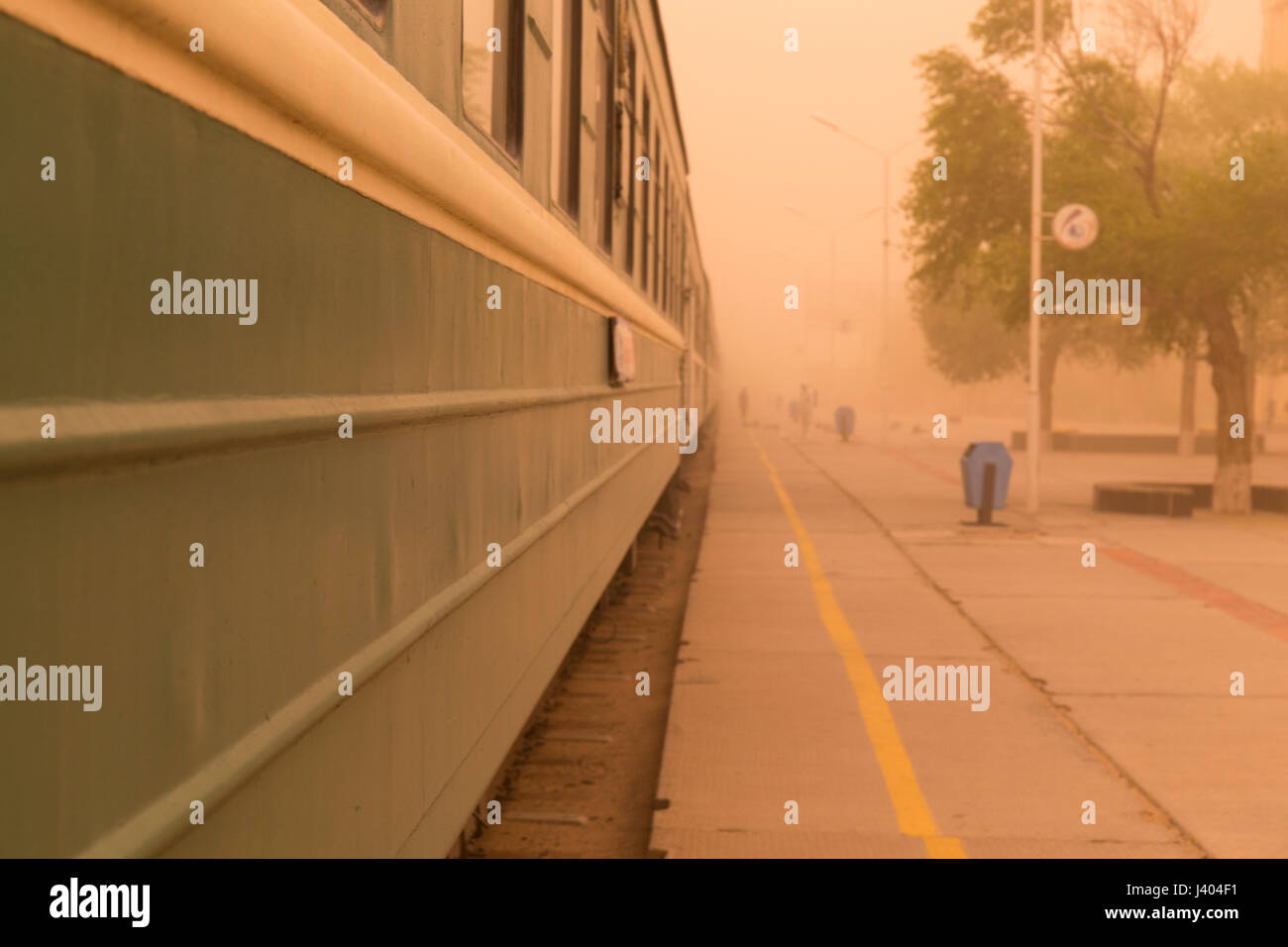 Di stile antico. Il treno è in attesa passeggero mentre una tempesta del deserto impattato su Zamin Uud. Foto Stock