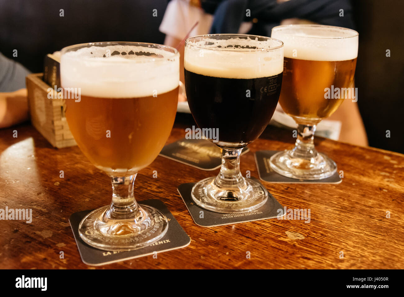 Un assortimento di birre in un tavolo pronto per la degustazione Foto Stock