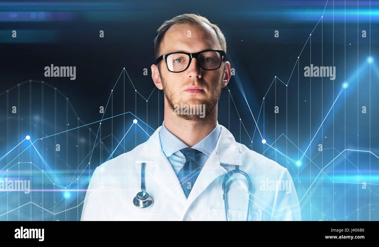 Ravvicinata di un medico in camice bianco con uno stetoscopio Foto Stock