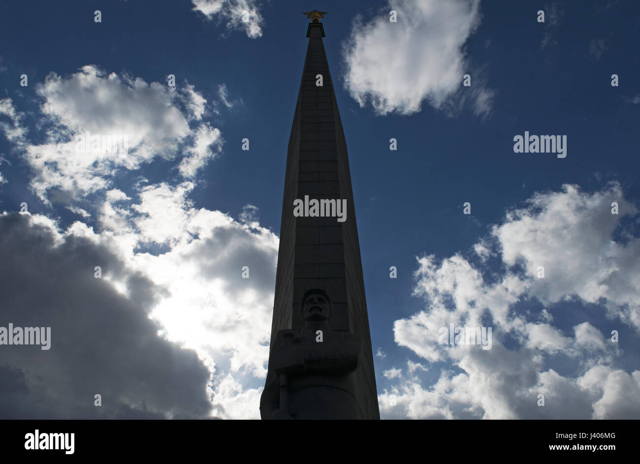 Mosca: l'eroe città Obelisco (1977), un 40 metri di un monumento dedicato a Lenin (1870-1924) e per gli uomini e le donne che sono morti durante la Seconda Guerra Mondiale Foto Stock