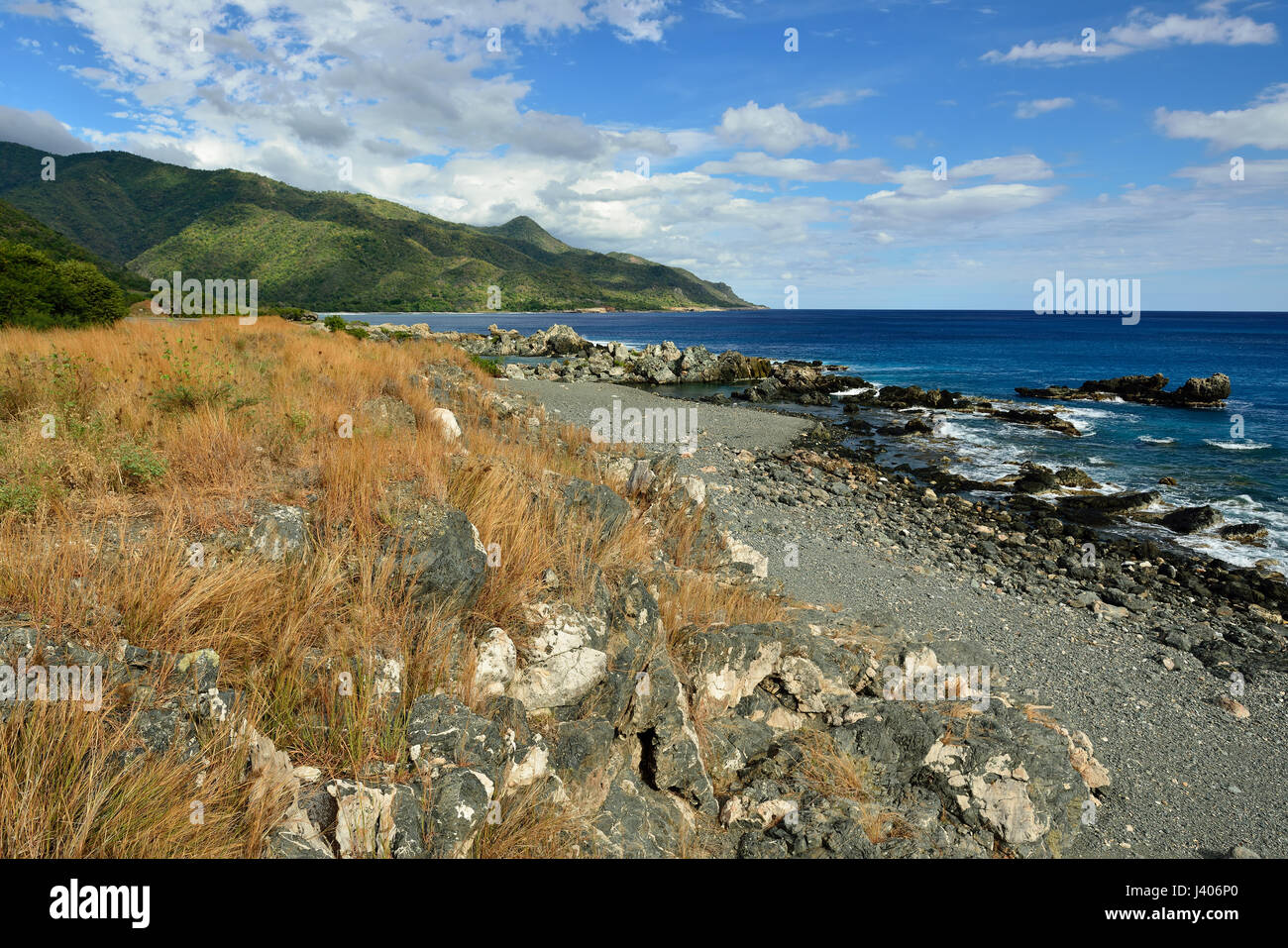 Una delle strade con una più vista sulla costa cubana ai piedi delle montagne della Sierra Maestra e sopra la costa del Mar dei Caraibi Foto Stock