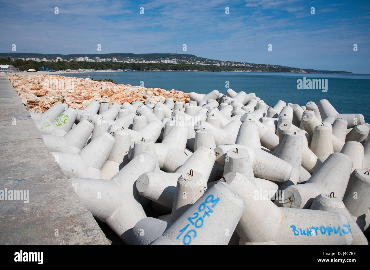 Le difese del mare presso il porto di Varna, Bulgaria nordorientale. Foto Stock