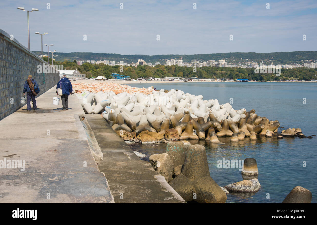 Le difese del mare presso il porto di Varna, Bulgaria nordorientale. Foto Stock