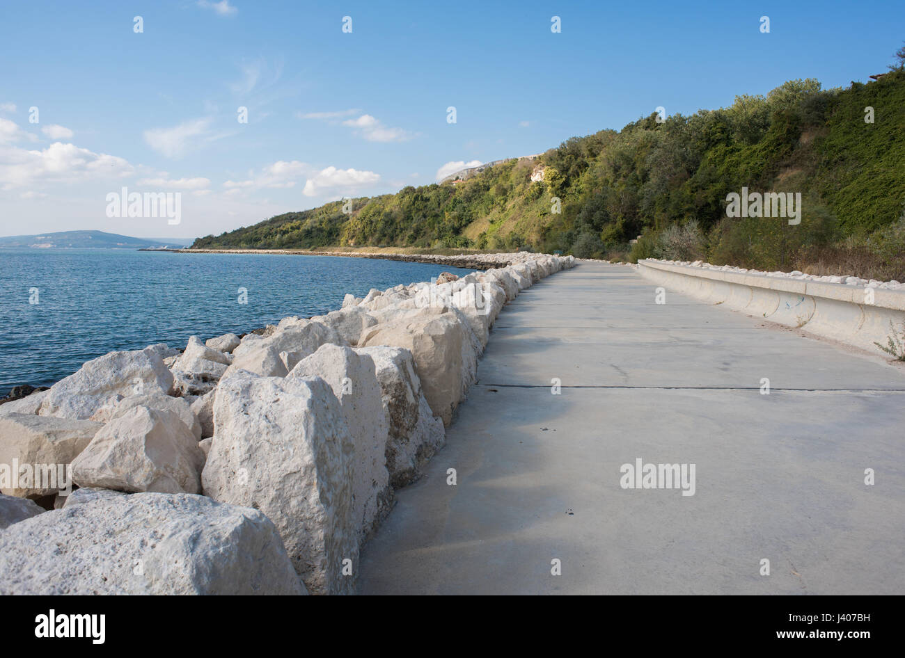 Le difese del mare pagato dall' Unione europea e la strada in corrispondenza di Balchik, Dobrich, Bulgaria. Foto Stock