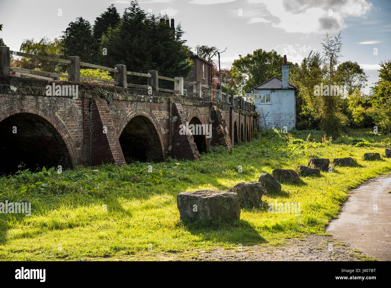 Ponte a pedaggio sul fiume Ouse, grande Ouseburn, North Yorkshire. Foto Stock