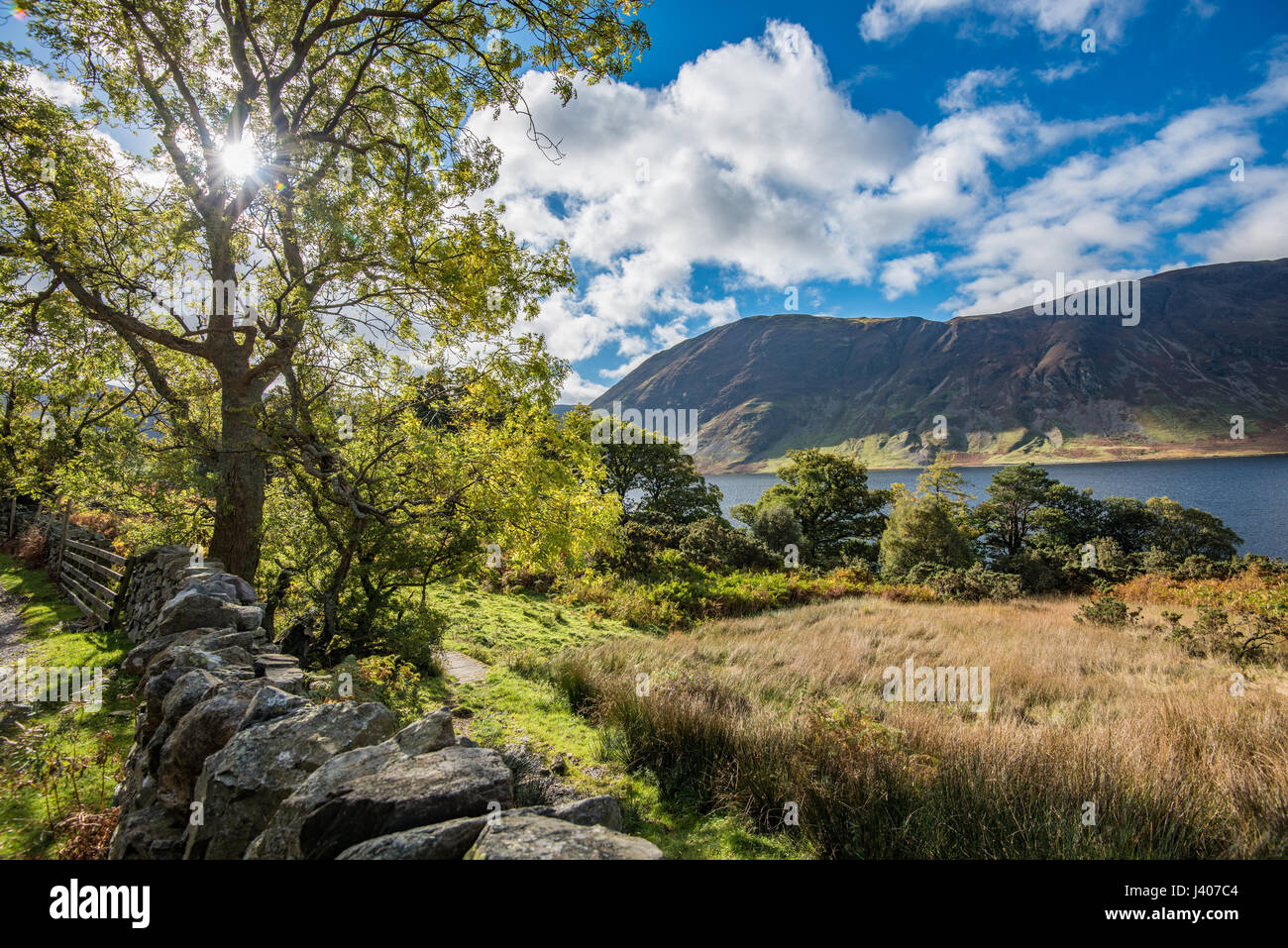 Vista di Crummock acqua con Melbreak Mountain è scesa da alta Rannerdale Parco Nazionale del Distretto dei Laghi, Cumbria. Foto Stock