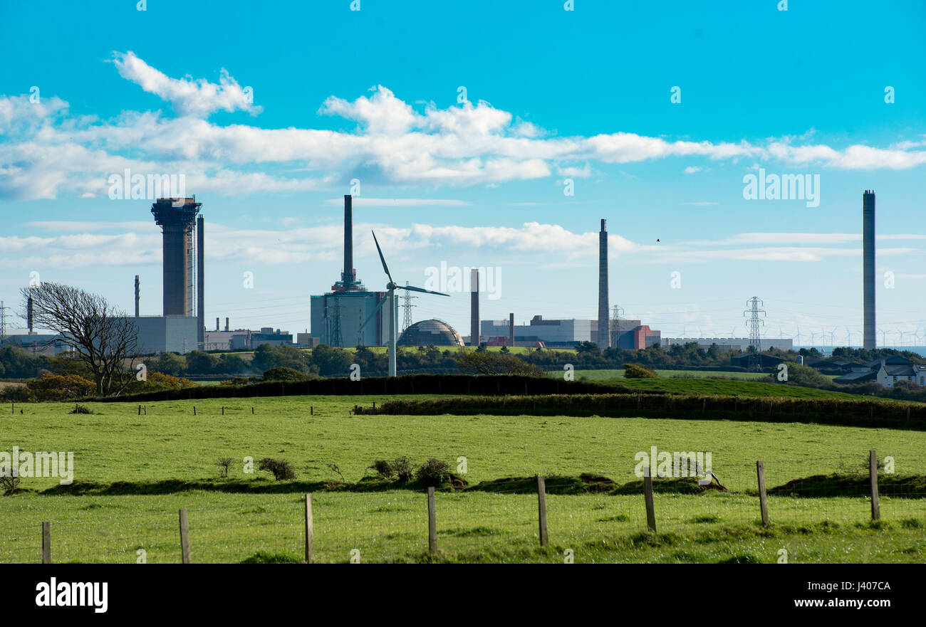 Sellafield di ritrattamento di combustibile nucleare e di smantellamento delle centrali nucleari, sito vicino al villaggio di Seascale sulla costa del Mar d' Irlanda in Cumbria, Engl Foto Stock