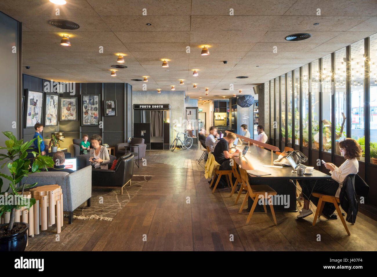 Lobby con seduta comunale e area di incontro. Ace Hotel Shoreditch, Londra, Regno Unito. Architetto: EPR Architetti Limited, 2016. Foto Stock