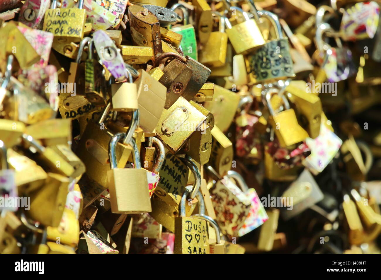 Amore si blocca sul ponte Foto Stock