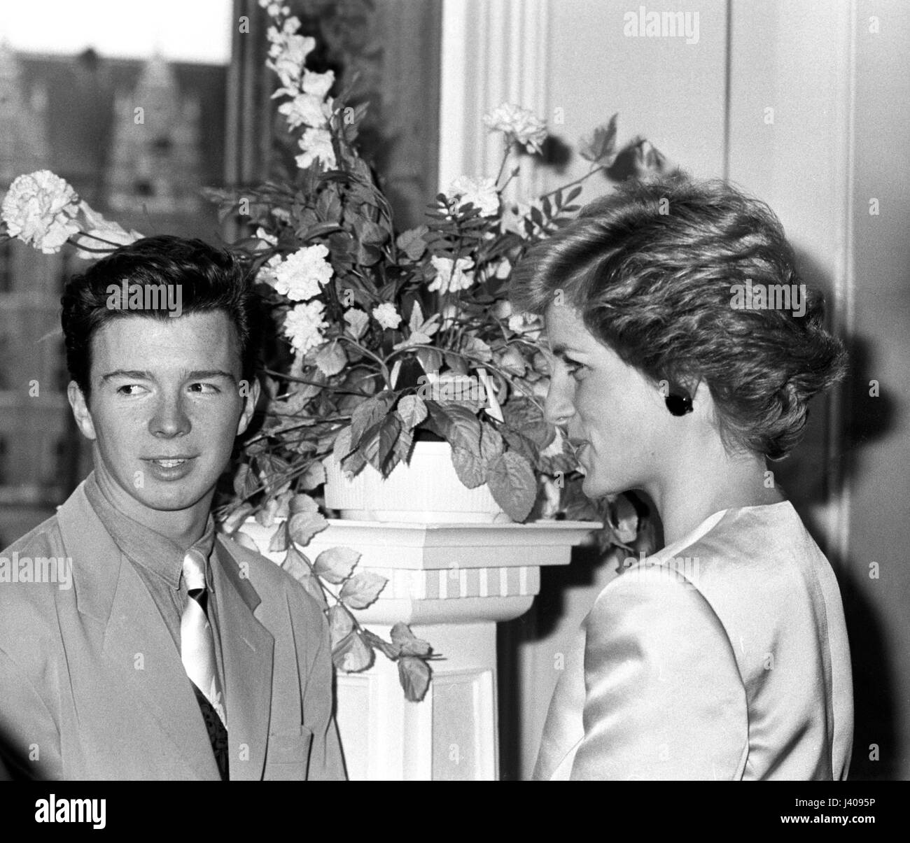 La Principessa di Galles incontro pop star Rick Astley al Prince's Trust Rock Gala alla Royal Albert Hall di Londra. Foto Stock