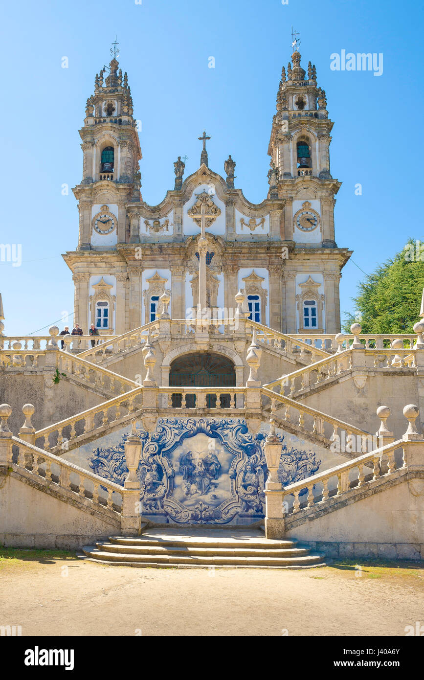 Lamego Portogallo, il santuario la chiesa di Nossa Senhora dos Remedios al vertice del 686 passo scalinata barocca nella città di Lamego, Portogallo. Foto Stock