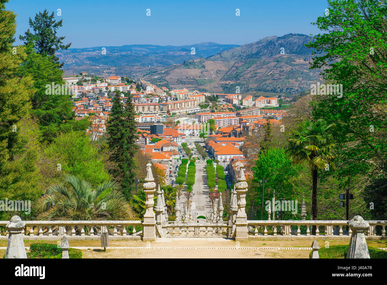 Lamego Portogallo cityscape, la vista verso il basso dal vertice del 686 passo scalinata barocca che conduce a Nossa Senhora dos Remedios chiesa di Lamego. Foto Stock