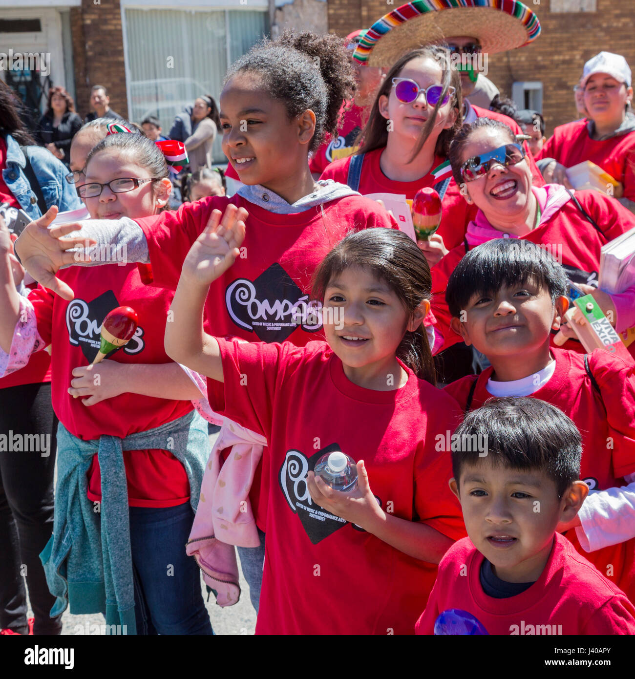 Detroit, Michigan - Bambini watch annuale di Cinco de Mayo parade nel quartiere Mexican-American del sud-ovest di Detroit. Foto Stock