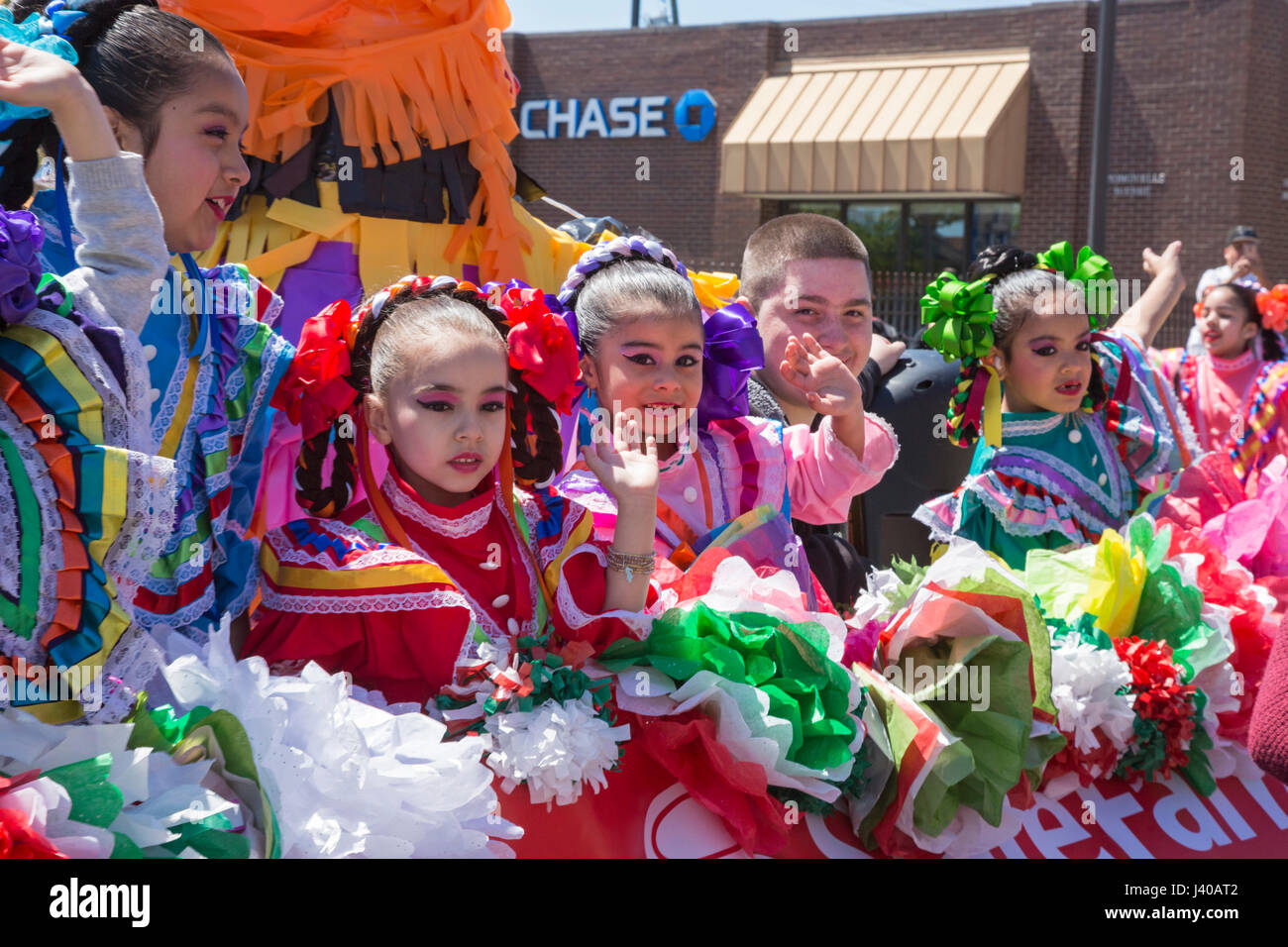 Detroit, Michigan - Bambini ride su un galleggiante durante l annuale Cinco de Mayo parade nel quartiere Mexican-American del sud-ovest di Detroit. Foto Stock