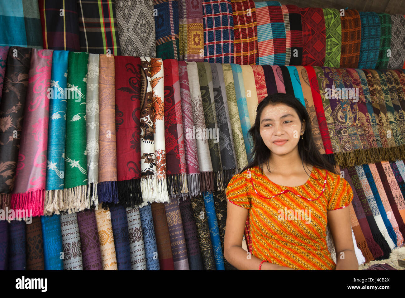 Ragazza etniche vendita di tessuti tradizionali a Moheskhali isola. Cox's Bazar, Bangladesh. Foto Stock