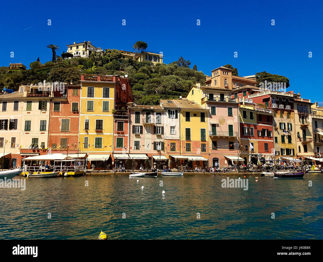 PORTOFINO, Italia - 29 Aprile 2017: Unindentified persone a Portofino, Italia. Portofino è una delle più famose città di villeggiatura sulla Riviera Italiana Foto Stock